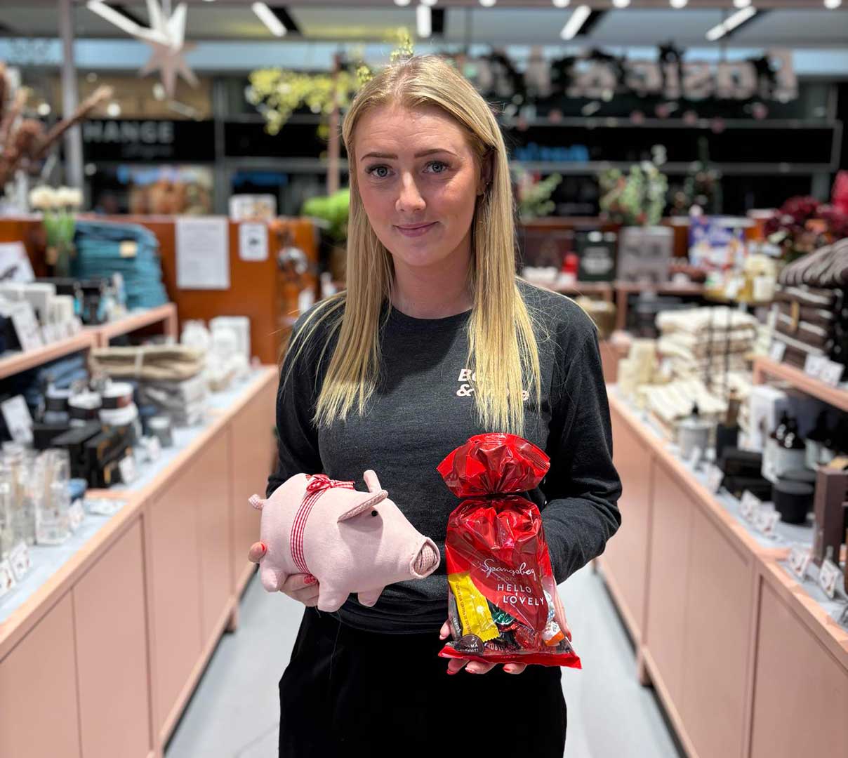 Savner du inspiration til mandelgaveideer, så læs denne artikel hvor vi kommer ind på alt fra sjove mandelgaver til mere betydningsfulde mandelgaver.